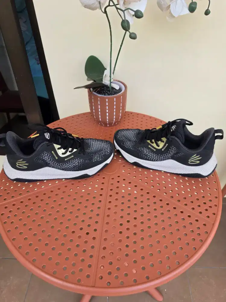 Dijual cepat Sepatu Pria Second Istimewa Under Armour Curry size 42