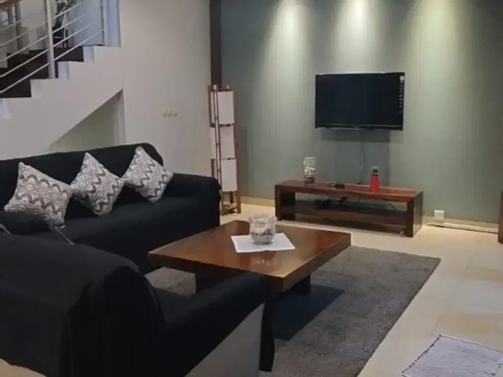 Disewakan Rumah Besar 3 Lantai Nyaman Siap Huni Minimalis Lokasi di Setra Duta Bandung