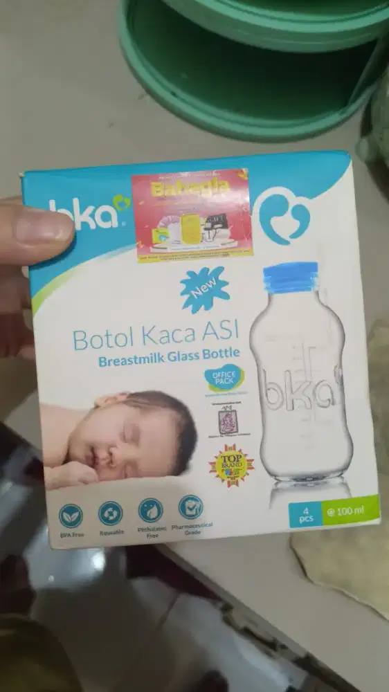 Botol penyimpan asi, bantal peang, kelambu.