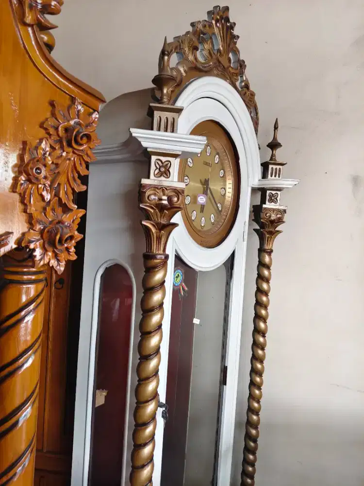 Lemari Jam Ukir Khas Jepara