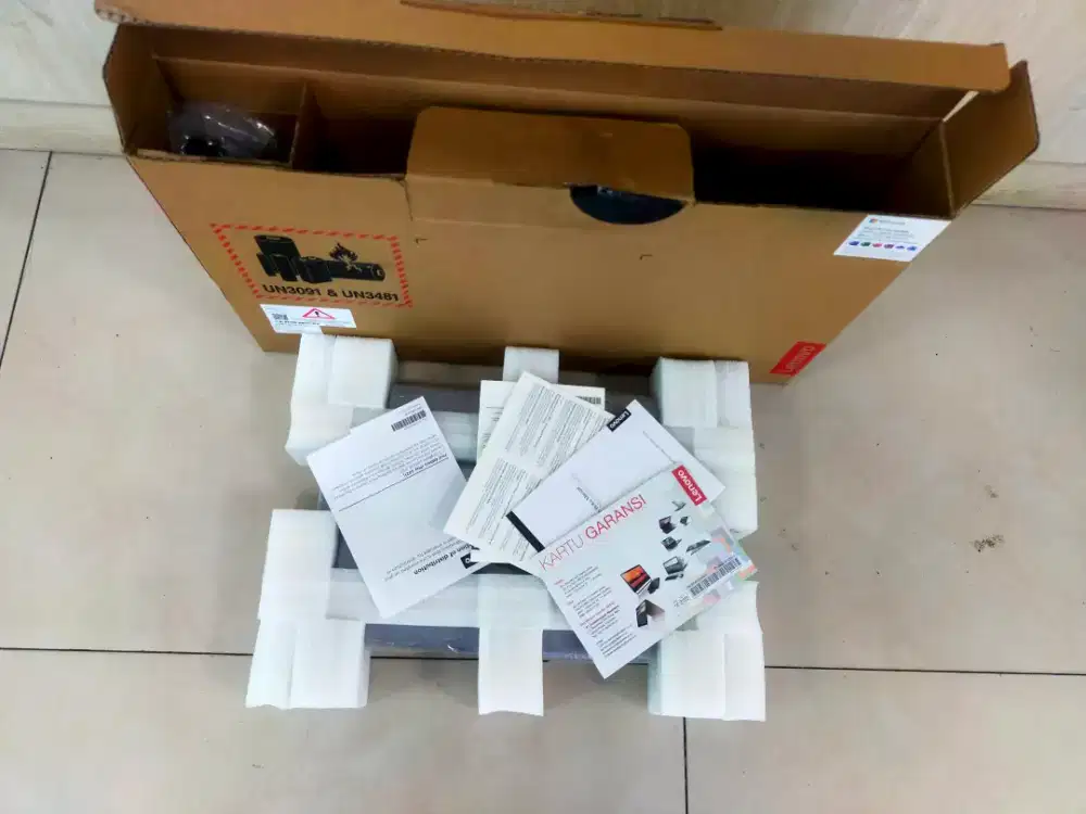 Dijual laptop Lenovo slim 3 Intel i3 gen 13 SCOND 4Bln Like new