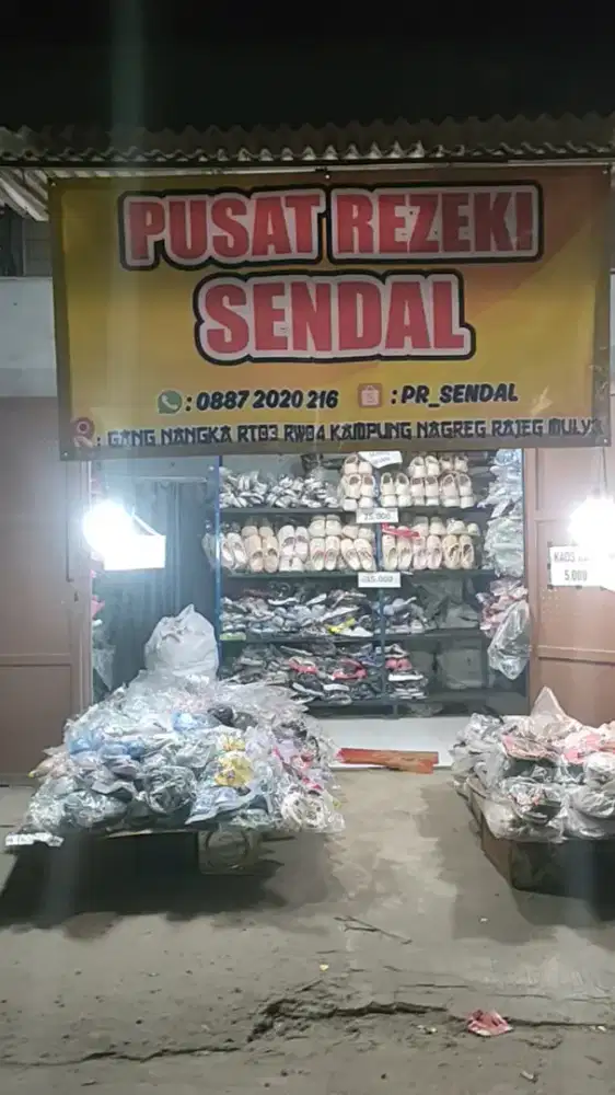 Jaga Kios Sendal Untuk Pria