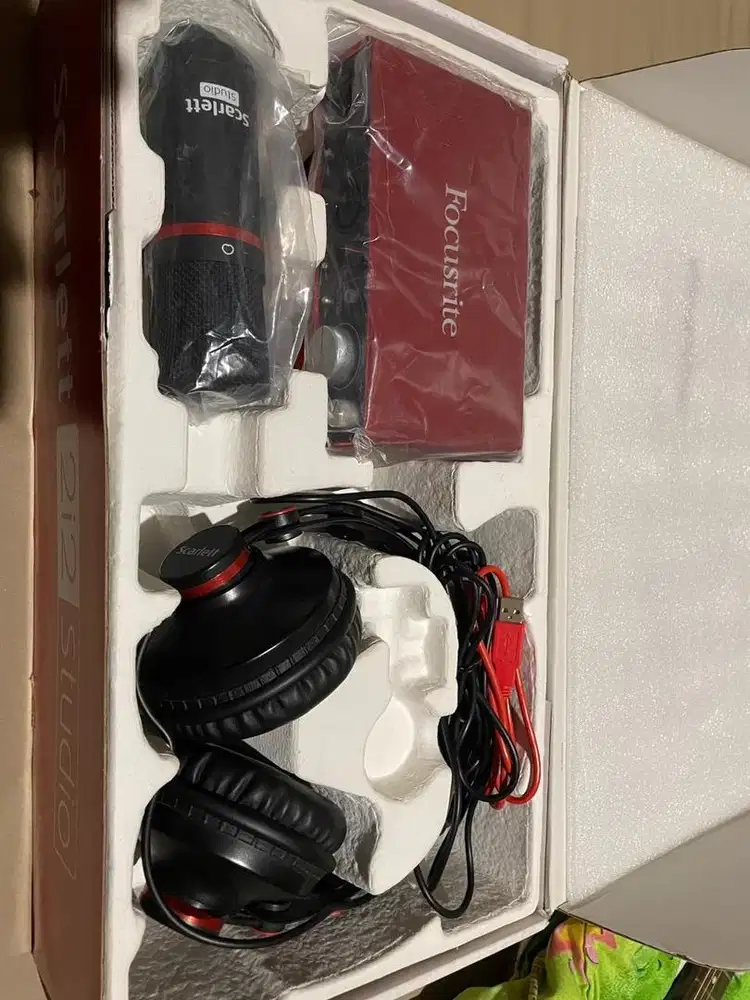 Focusrite Scarlett 2i2 Studio 2nd Gen Fullset Mulus + Box Lengkap
