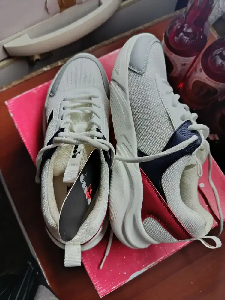 Sepatu diadora masih baru