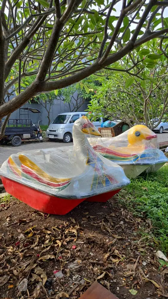 bebek bebekan sepeda air tipe angsa sedang,perahu wisata danau,sampan