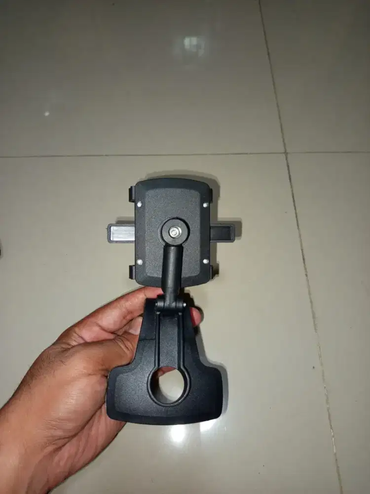 Holder hp untuk motor. Ada 2 pcs. Satu anti hujan satu lagi terbuka.