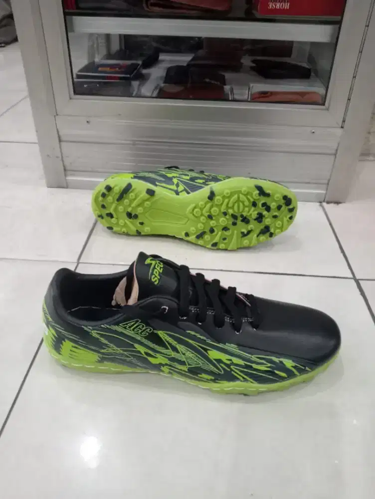 Sepatu futsal dua warna