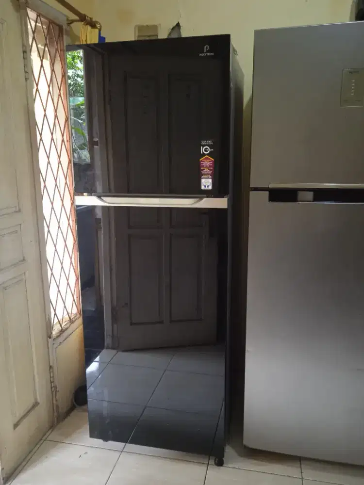 Jual kulkas 2 pintu merk Polytron beleza masih mulus orian siap antar