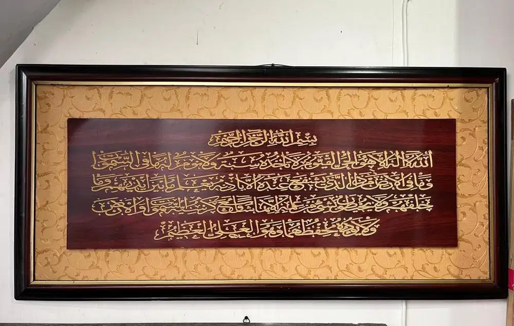 Hiasan dinding kayu pahatan