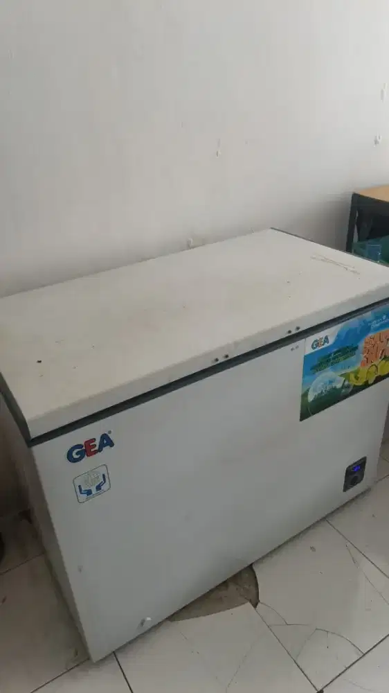 Jual murah frezer mrek gea normal.ukuran 300liter.