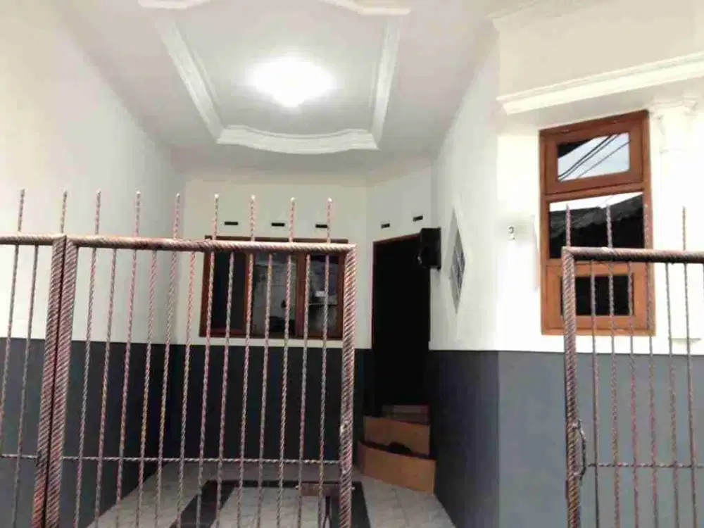 SARIJADI 1,5 LANTAI, 3 KTDR, 10MTR KE JALAN UTAMA, PERTAHUN.