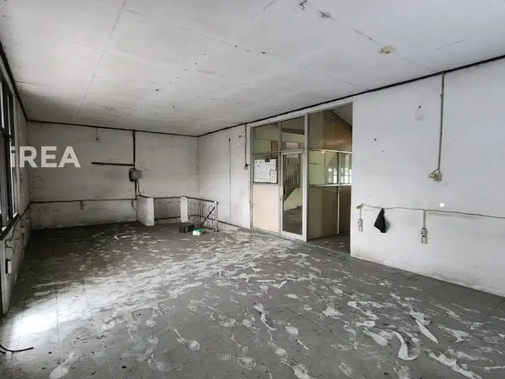 RUANG USAHA 2,5 LANTAI DIJUAL DI SOLO TIMUR DEKAT UNIVERSITAS TERBUKA, MITRA SWALAYAN DAN PASAR JATEN