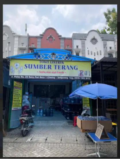 Karyawan antar galon