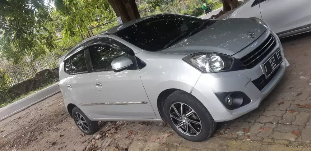 Daihatsu ayla 1000 cc silver