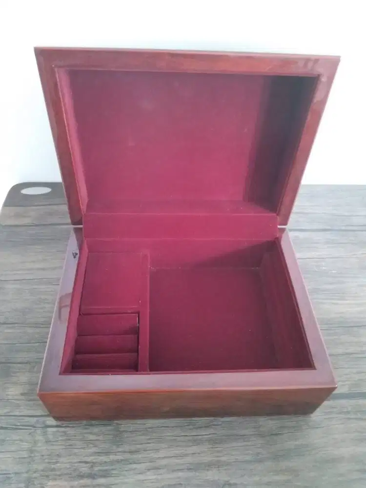 Kotak penyimpanan perhiasan dengan alunan musik