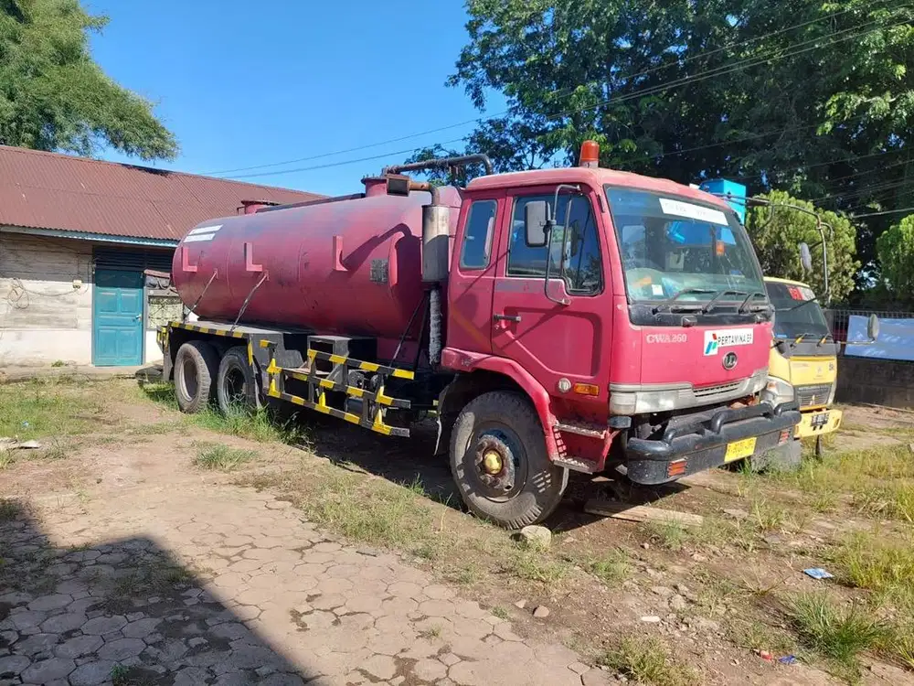 Nissan cwa 260 vacum truck