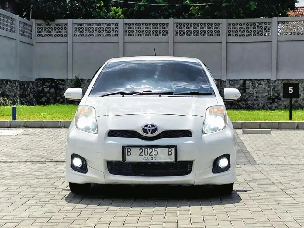 YARIS BAPAO 1.5 TYPE S LIMITED AT BENSIN 2013 PUTIH KEYLESS JARANG ADA