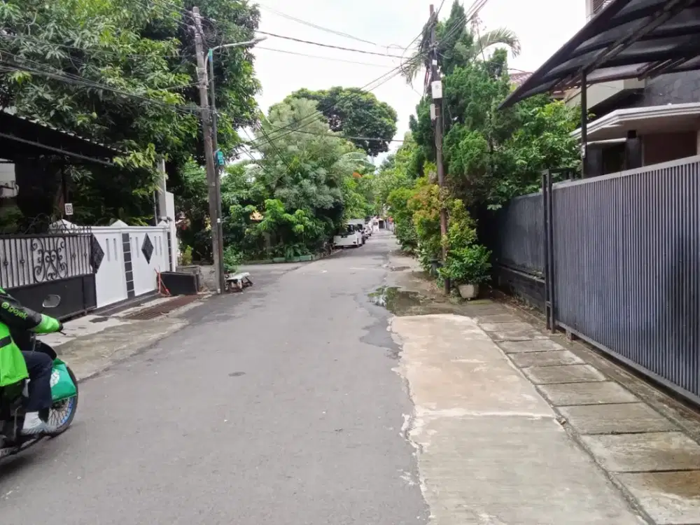 Di sewa rumah Cocok  untuk kantor  jalan 2 mobil kawasan Tebet Jakarta Selatan