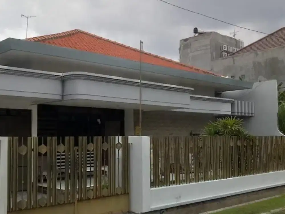 Rumah Hadap Utara Lokasi di Manyar, Carport: 1 mobil