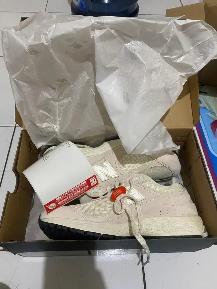 New Balance 2002R Men's Sneakers- Calm Taupe with Angora