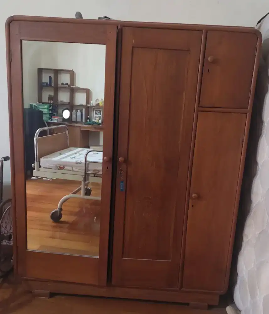 Di jual lemari jati bekas, kondisi masih lumayan layak pakai