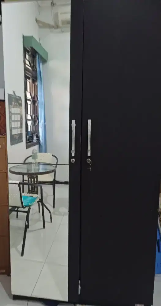 Lemari baju hitam ada cermin