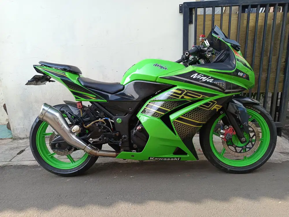 Kawasaki ninja 250 karbu 2012 lengkap bagus