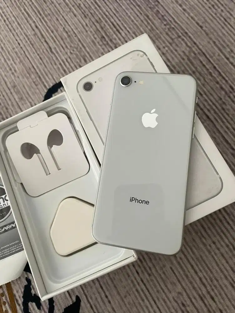 Dijual Iphone 8 warna Putih