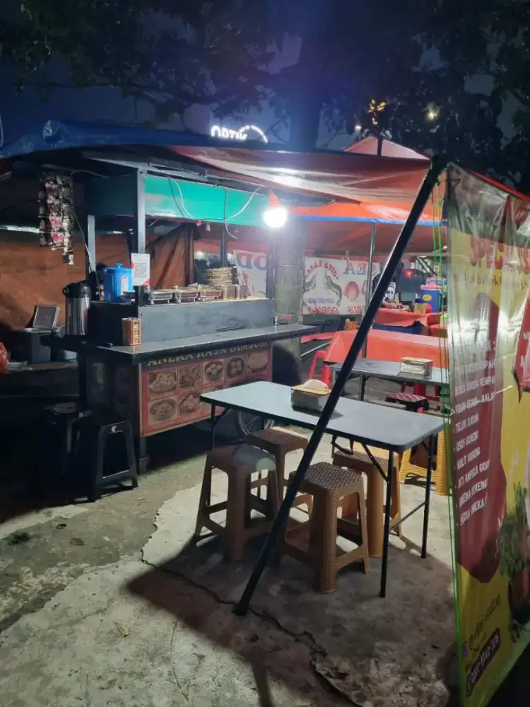 Gerobak angkringan atau dimsu.