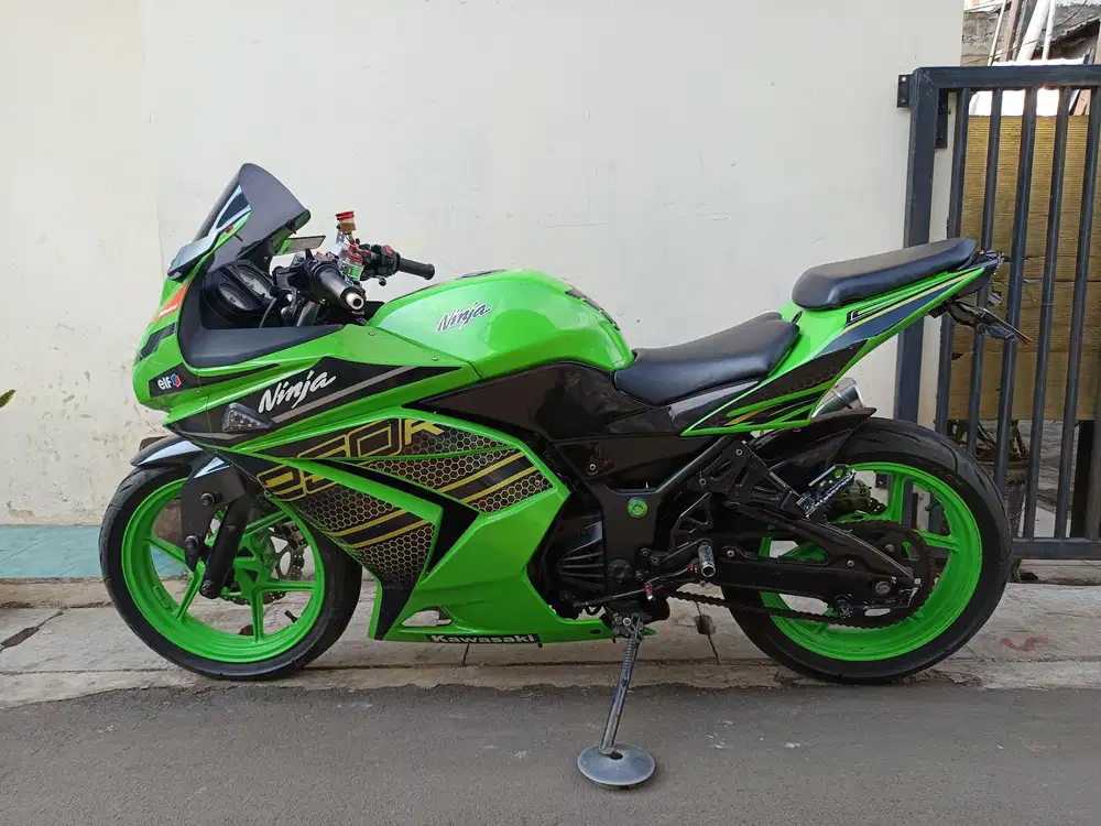 Di jual cepat kawasaki ninja 250 karbu 2012 bagus