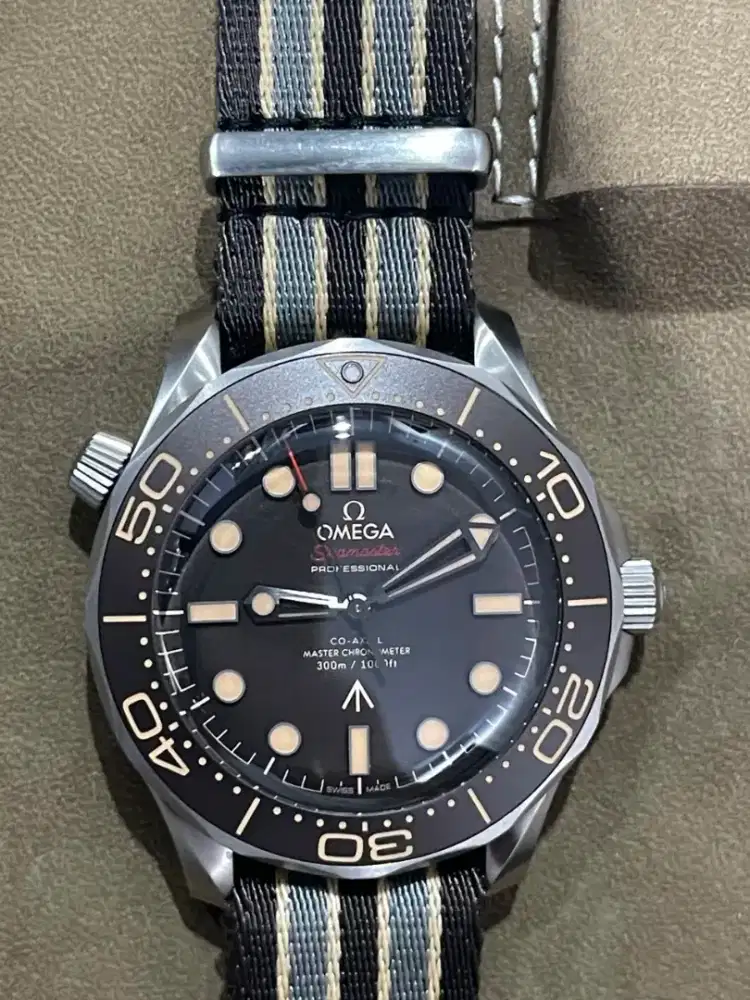 Jam tangan Omega Seamaster 007 Edition