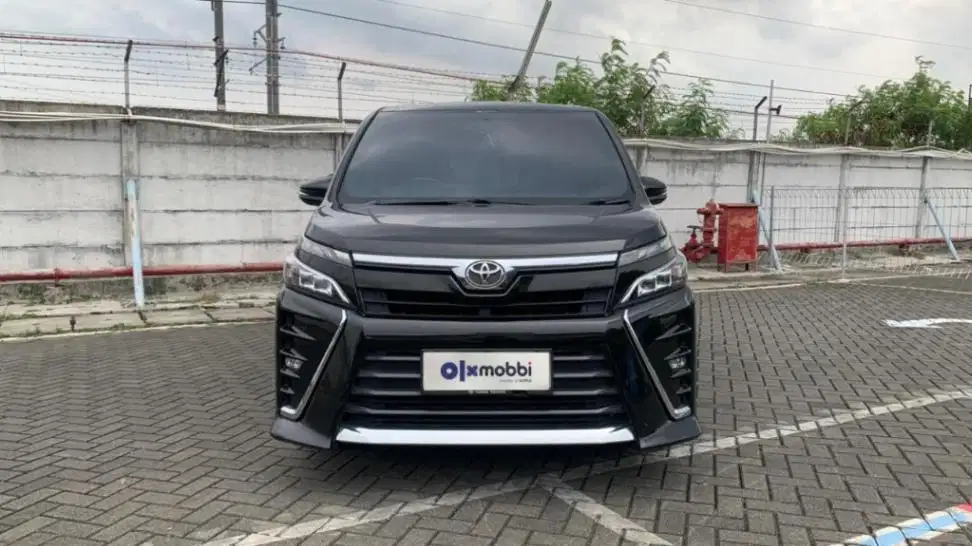 DP MURAH - Toyota Voxy 2.0 Bensin-AT 2017 Hitam