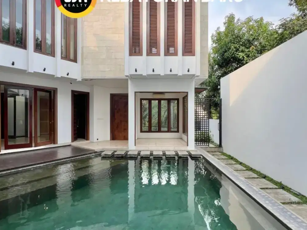 Modern Tropical House view taman di Pondok Indah Jakarta Selatan