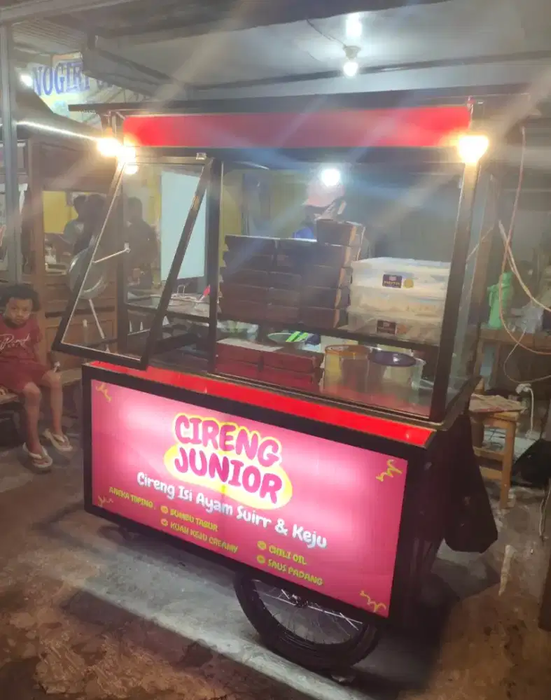 Pramusaji Cireng Isi atau Pedagang Cireng Isi