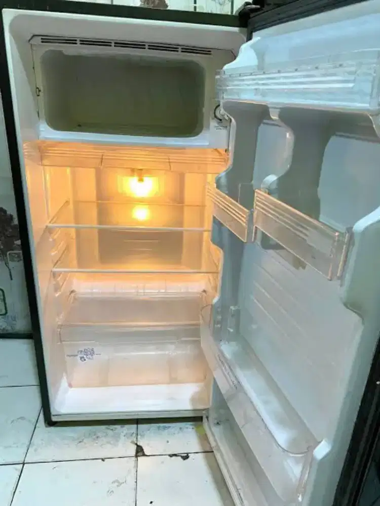 Di jual kulkas sharp 1 pintu ungu bekas