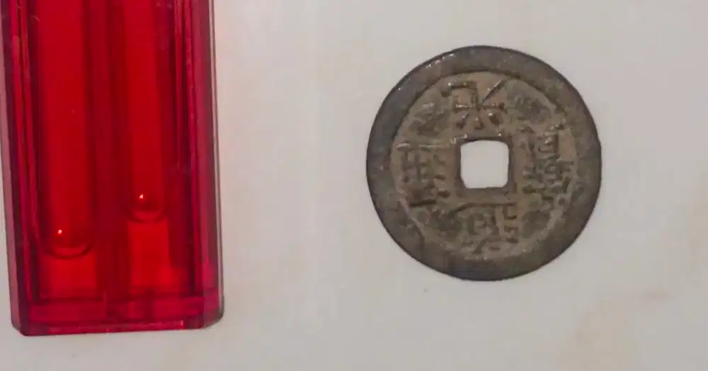 koin Yongzheng Tongbao tembaga kuno dari era Dinasti Qing di Tiongkok