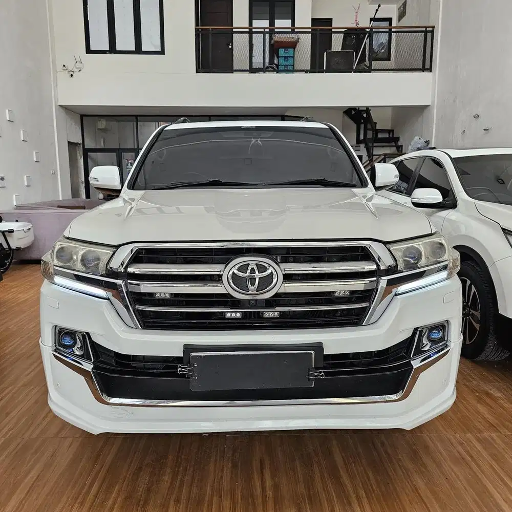 Toyota Land Cruiser VX200 CBU 2011