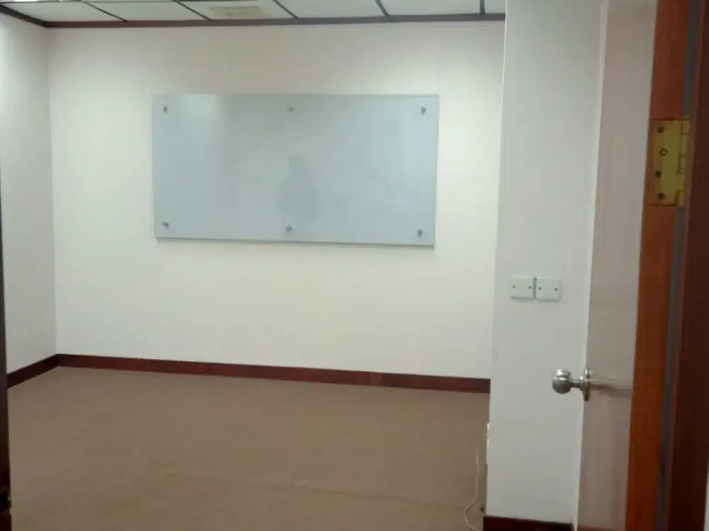 Kantor Area Kuningan di Gedung Lina 120Sqm Partition Dekat LRT