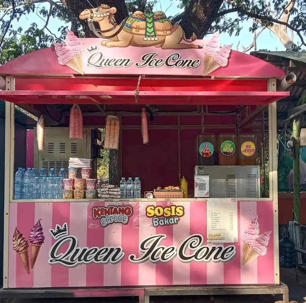 Karyawati jaga stand