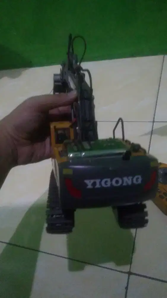 Mainan excavator menggunakan remot kontrol