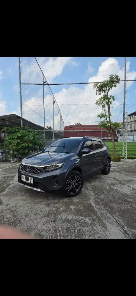 Honda WRV 1.5 RS tahun 2023 warna abu tua.