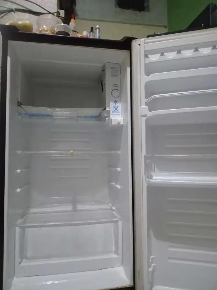 KULKAS 1 PINTU merk Aqua