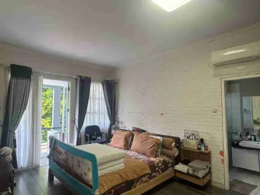 Rumah Renovasi Semi Furnished Depan Taman Delatinos BSD city