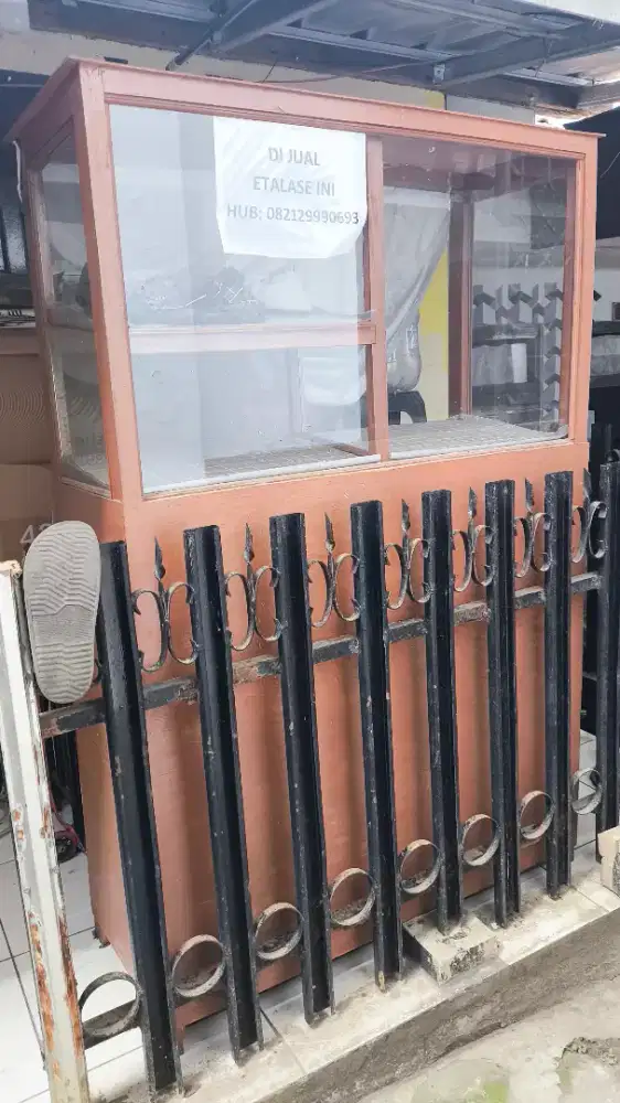 Etalase dagang makanan + meja