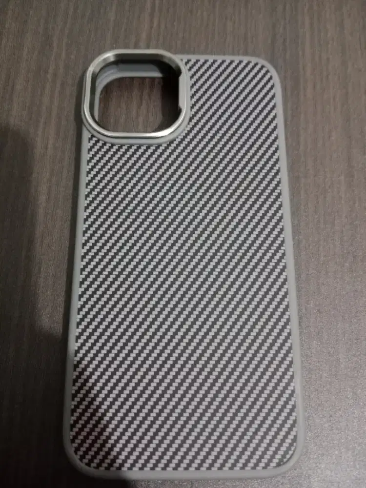 Casing IP 13 Motif Karbon