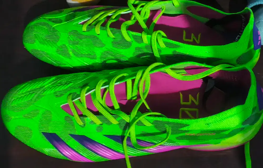 Sepatu sepak bola rumput, ukuran 43