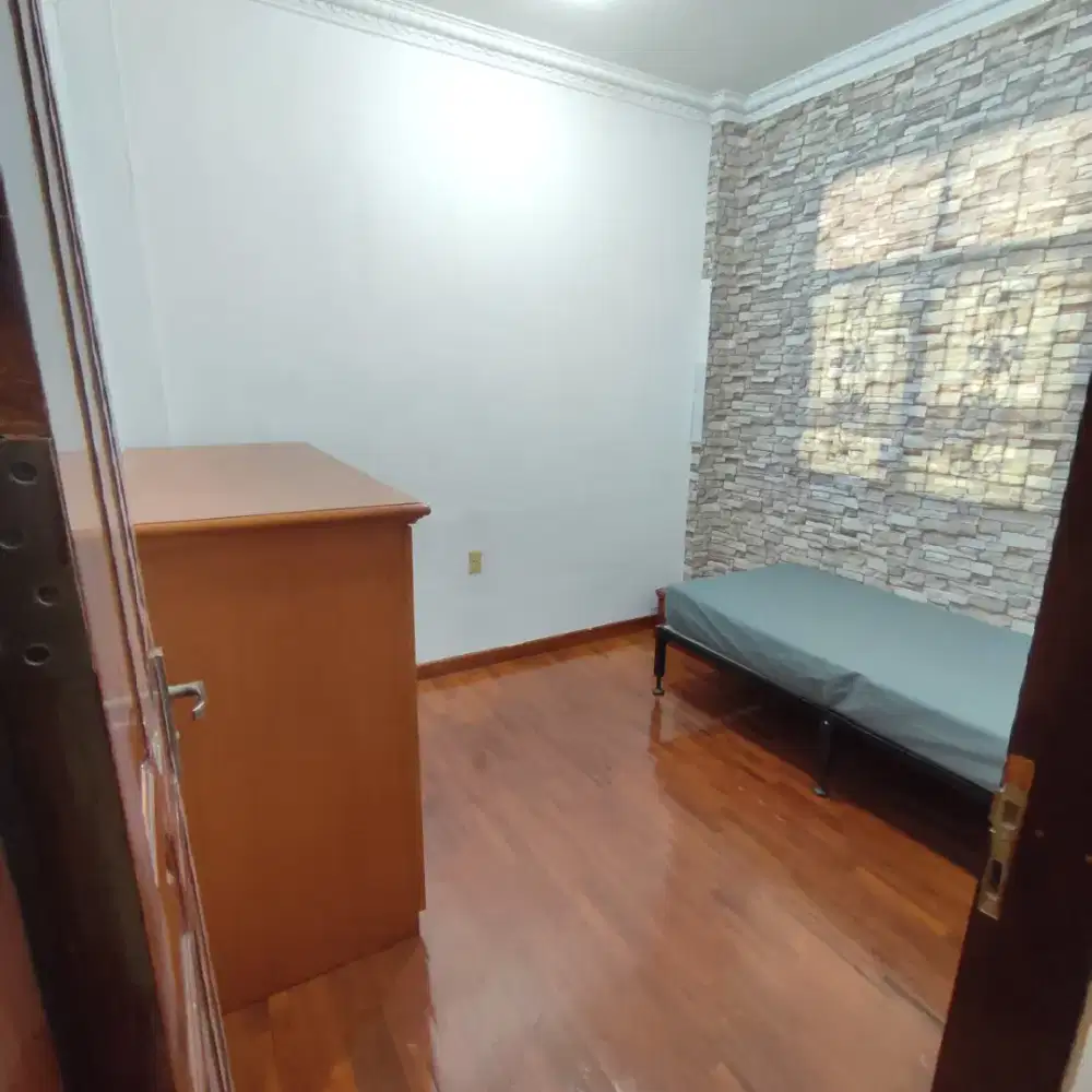 Kost Multatuli, Kost cewek di dalam komplek