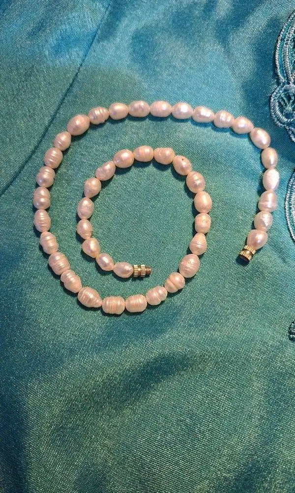 kalung mutiara air tawar (freshwater pearls) dengan bentuk barok