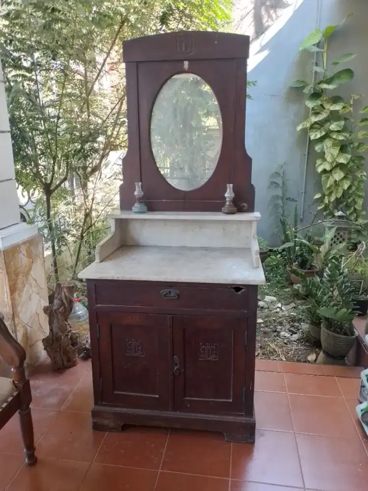 Meja rias marmer kuno