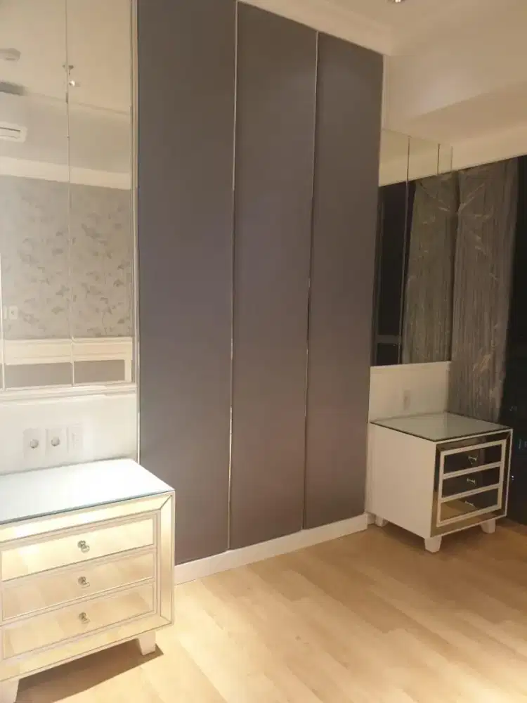 The peak apartment private lift fully furnished di pusat kota surabaya